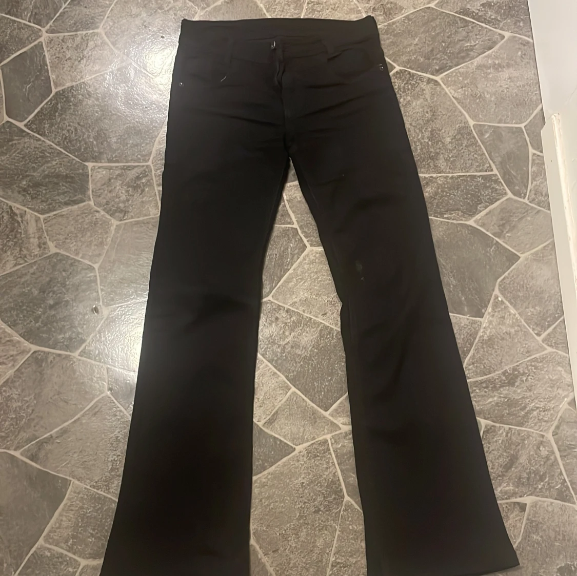 Svarta bootcut byxor