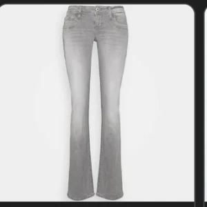 Grå LTB bootcut jeans - LTB jeans bra skick men dom är lite slitna längs ner skriv för flera bilder🥰