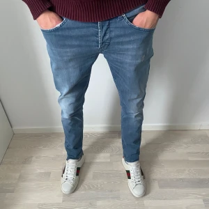 Dondup George - Ett par riktigt feta Dondup George i fint skick. Storlek W34. Modellen på bilden är 190cm och väger  75kg. Hör av dig vid frågor eller funderingar!