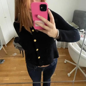 kofta från zara - såå fin marinblå kofta med guldknappar från zara💘liten i storlek och passar m och s