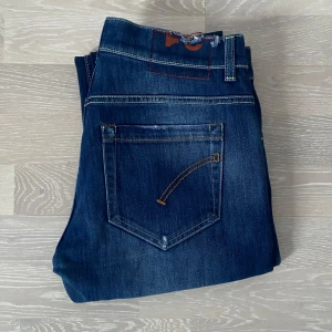 Dondup George - Tja! Säljer ett par riktigt feta Dondup George jeans i fint skick. Storlek W31. Midja 37cm, längd 93cm. Jeansen är lite slitna i bak (se sista bilden) men är annars helt felfria. Hör av dig vid frågor eller funderingar!
