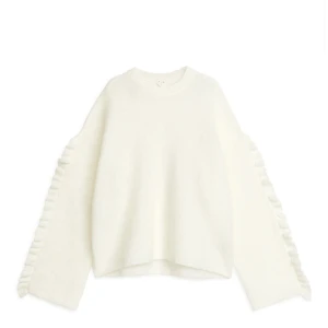 Stickad arket tröja - Säljer en stilren vit tröja med unika detaljer längs ärmarna. Super fin men knappast använd tyvärr, sitter som en S 