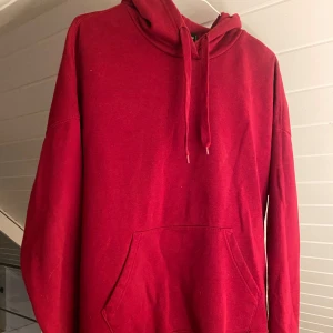 Vinröd hoodie  - Snygg vinröd hoodie i fint skick. 