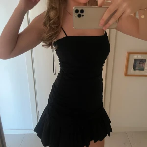 Svart festklänning  - Säljer denna svarta klänning från Zara som aldrig använts och som ej säljs längre,  passar perfekt till till fest och utgångar, jättebra och ordentligt material. Pris kan diskuteras, hör av dig vid frågor ❤️