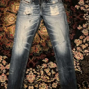 Blå slitna jeans från Diesel - Säljer ett par blå slitna jeans från Diesel med en vintage look. Jeansen är tillverkade i Italien. Passar ej min stil längre.