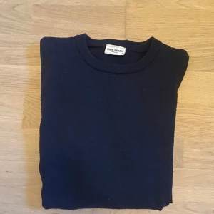 Mörkblå tröja från John Henric - Säljer en stilren mörkblå tröja från John Henric. Tröjan är i mycket bra skick, 8,5/10. Den är använd men inga defekter. Nypris på tröjan ligger på ca 900