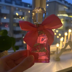 Parfym Juicy Couture Viva la Juicy - Säljer en Juicy Couture Viva la Juicy parfym pga rensning. Se bild för återstående mängd, typ hälften kvar!💕 Nypris: 850kr.