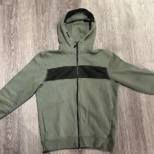 Sail racing hoodie med dragkedja - Säljer denna sköna zip hoodie! Är sparsamt använd och i väldigt bra skick. Storlek M, stor i storlek så passar även L. 1200 kr nypris