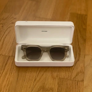 Chimi solglasögon!💓🌟 - Fina chimi solglasögon i fint skick, använda 4-6 ggr. Nypris=1250kr mitt pris= 900kr kan även tänka mig lite lägre pris! Dom väger 345g så frakten blir 72kr då det behövs 4 frimärken. Skriv till mig innan ni trycker på “köp nu”!! 💓💓🌟🙏🏻