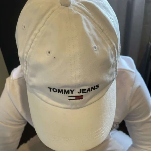 Tommy Hilfiger keps  - Hejj. Säljer denna super fina Tommy hilfiger kepsen, kom privat för mer frågor ❤️❤️