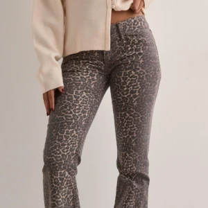 Leopardmönstrade byxor - Säljer mina snygga leopardmönstrade jeans från Nelly! Köpta i somras och använda ett fåtal gånger🥰skriv vid frågor eller funderingar !