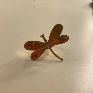 Trollsländering - Säljer min fina guldiga, justerbara trollsländering då jag är silver människa. 🥰