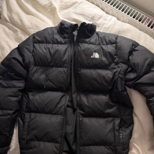 The North Face Jacka  - North Face Jacka köpt för 2700kr säljs för 500. Lite av north Face logan är borta där fram, och kedjan är av. Priset kan sänkas vid snabb och smidig affär. XL i barn