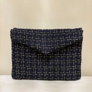 Datorfodral 001 Marinblå - Etui UF datorfodral är handsydda i tweedtyg som ger en unik look till din outfit! 