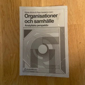 Organisationer och samhälle: Analytiska perspektiv - Boken 'Organisationer och samhälle: Analytiska perspektiv' av Göran Ahrne och Peter Hedström. Super bra skick och helt fri från anteckningar. 