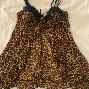 Leopard Tröja - Tunn Genomskenlig Spets Leopard Topp/ Lång Topp, den skulle kunna passa som en klänning men då blir det mer en lång topp. Köpte på Second Hand och använd 1 gång. Den delar upp sig vid magen men man kan sy ihop det, annars är den jättesnygg.