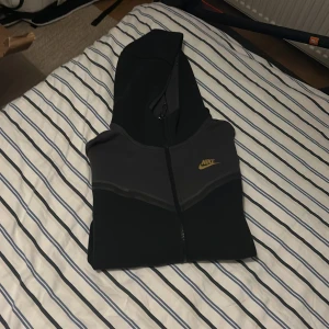 Nike tech fleece set - Ziphoodie: storlek M.                                                         Byxor: storlek L