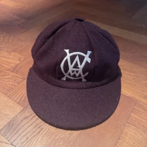 Brun Handmade Gentlemen & Players keps (oanvänd) - Brun Handmade Gentlemen & Players keps. Helt oanvänd. Nypris 320kr.