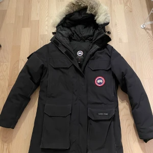 Canada Goose jacka  - Storlek S. Inköpt för många år sen på Vingåker Outlet. Bra skick, dock sliten i sömmarna de bild två och tre