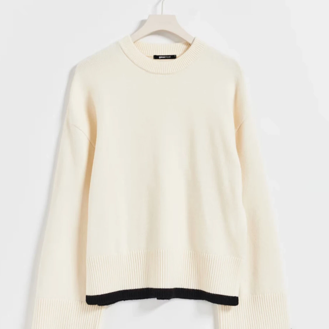 Vit stickad tröja med svarta detaljer