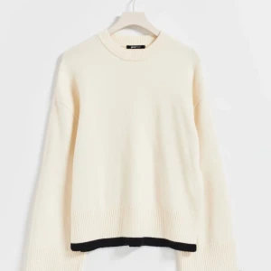 Vit stickad tröja med svarta detaljer - Super söt stickad tröja ifrån Gina, nypris var 399 och köpte för någon månad sen😍