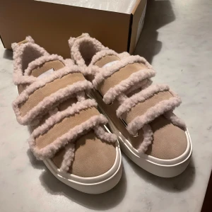 Inuikii - Shearling trimmed suede sneaker - Helt nya, oanvända  Inukii Shearling trimmed suede vintersneakers. Säljer för att jag köpte fel färg. 