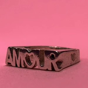 AMOUR ring från l8hasselblad - Stilren silverring med texten 'AMOUR' från l8hasselblad nypris är 1100kr. För fler bilder skriv privat! 💗💗 