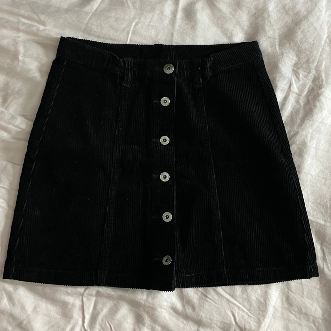 Svart manchesterkjol från KappAhl