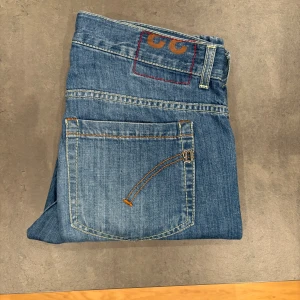 Dondup jeans George - Säljer mina dondup jeans i modellen george! Fet tvätt i utmärkt skick, inga defekter! Sitter som stl 32! Hör av er vid minsta fundering! DM vid intresse! 