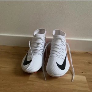 Fotbollsskor  - Säljer mina Nike fotbollsskor som jag bara har använt en gång. Tyvärr passade inte storleken mig, så de är i princip som nya!  OBS: Eftersom jag bara har haft dem på mig en gång har skorna inte hunnit formas efter foten ännu, så de kan kännas lite tajta i början – vilket är normalt för nya fotbollsskor. Storlek 39  Perfekta för dig som letar efter nästan helt nya skor till ett bättre pris! 