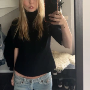 Stickad T-shirt  - Säljer denna stickade T-shirt med polo krage. Köpte på Plick men använd av mig 2 gånger, gott skick inga defekter 