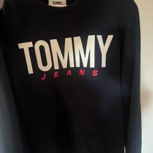 Marinblå sweatshirt med tryck från Tommy Hilfiger. Jötte bra skick.💚