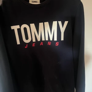 Sweatshirt Tommy Hilfiger - Marinblå sweatshirt med tryck från Tommy Hilfiger. Jötte bra skick.💚