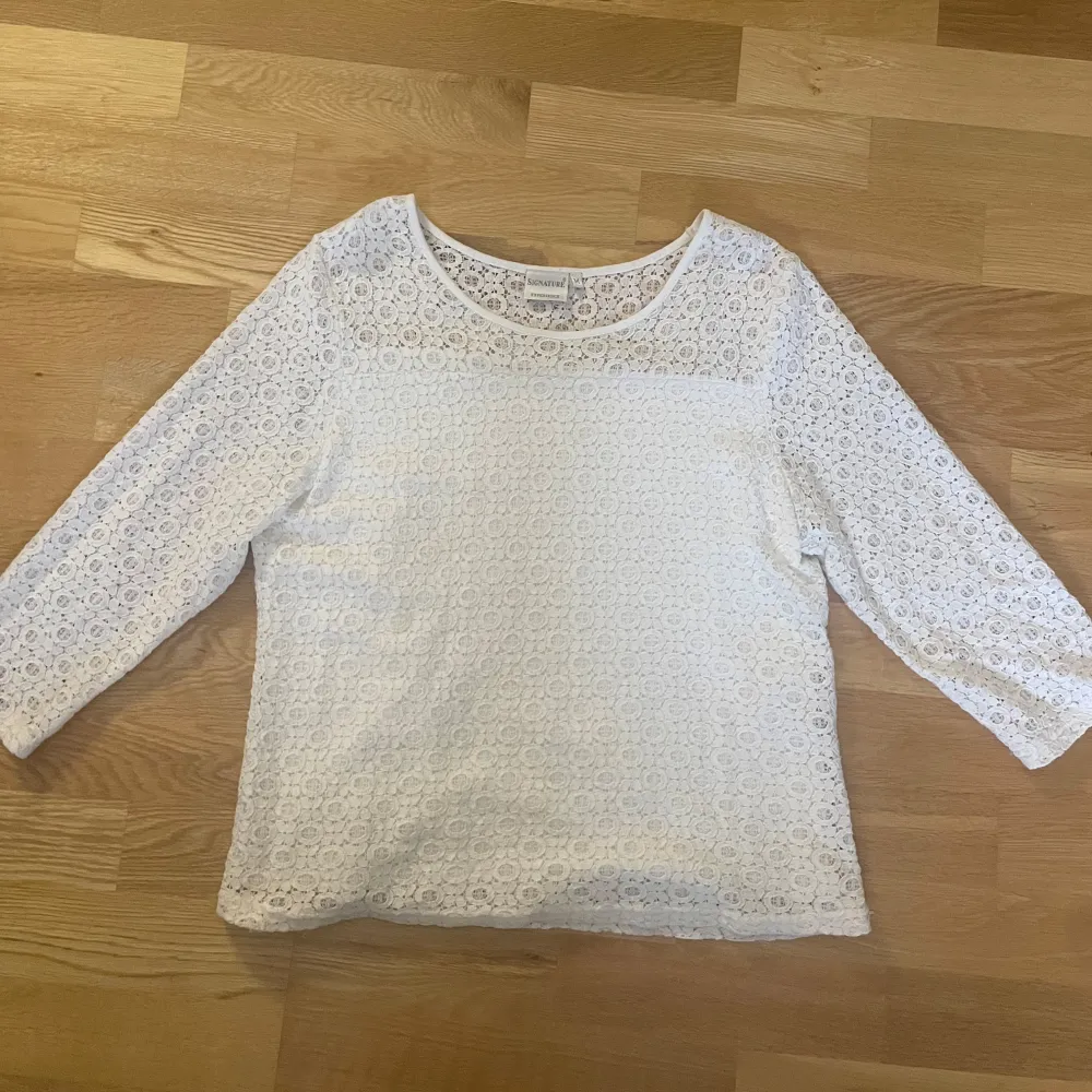 Mönstrad vit trekvarts ärmad blus! Från signature och i storlek M men passar S också. En liten fläck på magen men går nog bort med något medel 😁 använd gärna köp nu💗. Puserot.
