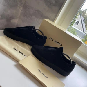 Axel Arigato - Säljer nu dessa skitsnygga svarta arigato laceless i stl 44, använda men i bra skick(8/10) allt og medföljer (dustbag och box) skriv om ni har några funderingar mvh.