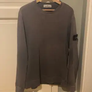 Fet stone Island sweatshirt som är riktigt skön. Köpt på sc hype i Jönköping innan dom gick i konkurs. Storleken är M men passar även L. Vid frågor är det bara att höra av sig