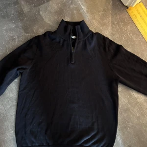 Halfzip Storlek M - Halfzip från dressmann. Bra kvalitet.  