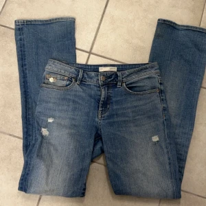 odd molly jeans  - Jag säljer dess odd Molly jeans pågrund av storleksfel. De är lite utsvängda men skulle inte säga att dem är helt raka.💕 och det är ej riktiga hål! Jag säljer de för 500kr  men kan diskutera priset. 