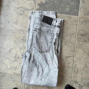 Grunt gråa regular jeans - 8/10 bra skick, ganska använda men inte slitna eller har några fläckar, dem är regular straight, pris kan diskuteras, ha det bra.
