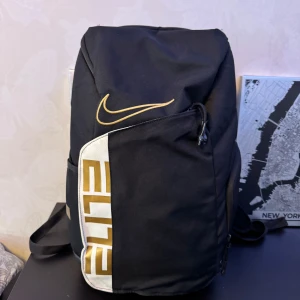 Nike Elite Bag - Säljer min Nike Elite Bag. Använts sällan, annars stod den på vinden. Nypris är 900kr.  Priset går att diskutera.