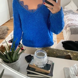 Zara stickad tröja - Hej! Säljer denna tröjan som är slut såld jätte fin med spets du kan ha en axel ner så blir det jötte snyggt den är slutsåld därför är priset lite högt, passar som S 