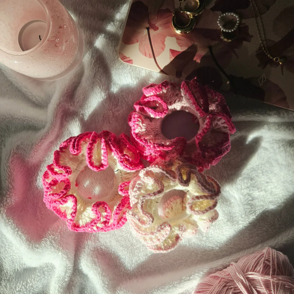 Säljer ett set med handgjorda virkade scrunchies i olika färger. De finns i rosa, blå och gröna nyanser, perfekta för att piffa upp vilken outfit som helst. ( skriv vilket sett du vill ha i dm) <3. Accessoarer.