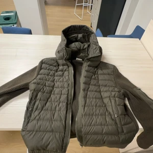 moncler cardigan grön  - En grön moncler cardigan som är använd en halv vinter. I Storlek XL 