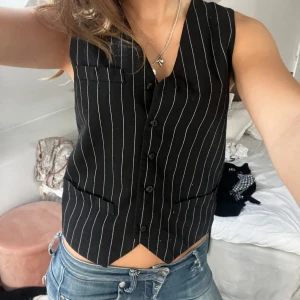 Cool topp - Säljer denna coola topp som man kan använda till jättemycket!!❤️