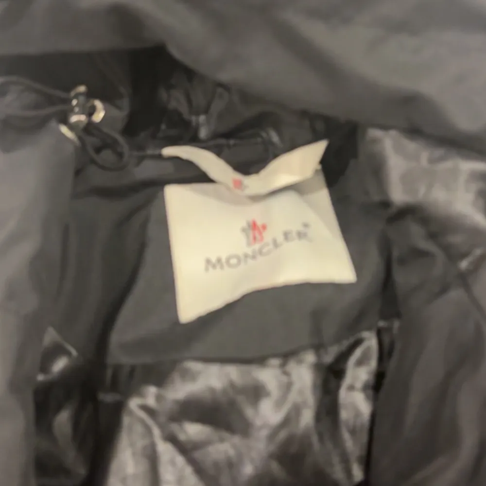 Säljer mina fina moncler windbreaker, använder nt den på grund av att den är lite för stor. Fraktar samma dag beställning kommer. Pris kan diskuteras vid snabb affär. Jackor.