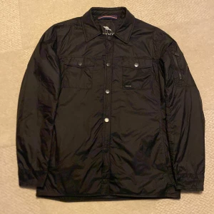 Snoot Field Jacket  - Field jacket från märket Snoot i modellen Positano. Använd endast ett fåtal gånger och är i nyskick. Storlek M. Nypriset är 2000kr, mitt pris 600kr. Vid frågor så hör av dig! 