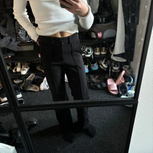 Svarta kostymbyxor  - Ett par lite tjockare svarta kostymbyxor i storlek 140 från kapphal ANVÄNDER en gång!!