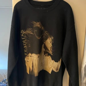 TAYLOR SWIFT FEARLESS (TAYLORS VERISON) CREWNECK M - Taylor Swift Fearless (taylor’s version) crewneck i storlek M 💛💛  (MEDELA INNAN KÖP!)