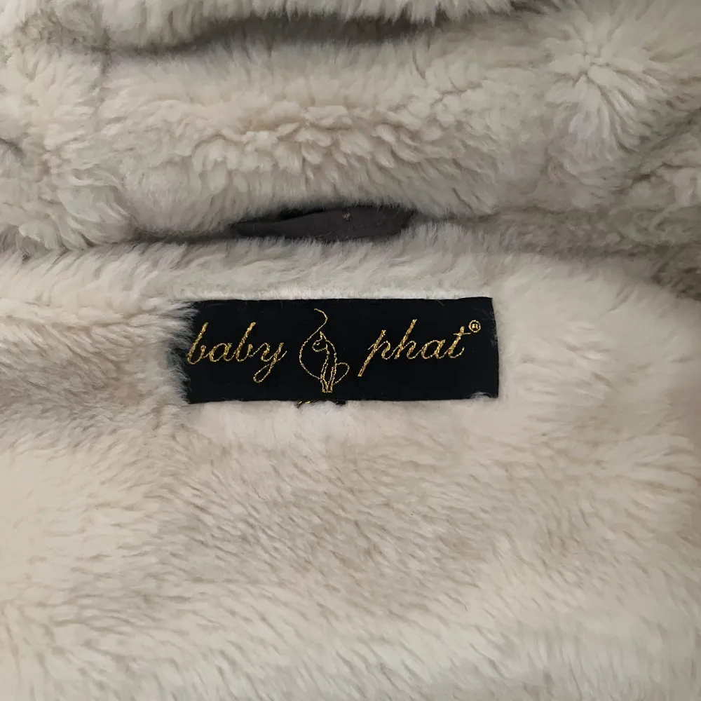 Säljer denna supermysiga olivgröna pufferjackan från Baby Phat. Den är väldigt mjuk och varm, perfekt för vintern. Dm för mer <3. Jackor.