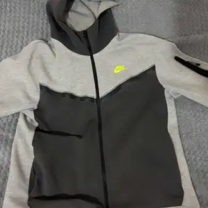 Tja! säljer denna sjukt snygga Nike tech fleece tröjan. Den är köpt i Nike butiken i Paris. Har inte kvittot kvar men den är i 10/10 skick och skön och fräsch. Skriv vid mer frågor.👍